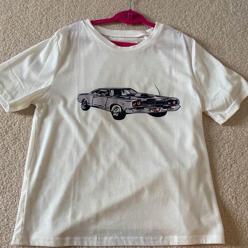 Never worn, perfect condition size M women’s T shirt, with a loose fit.